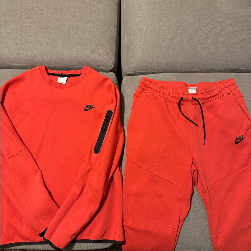 Nike tech s sweatsuit  crewneck set size large